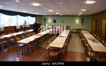 26 mars 2018, l'Allemagne, Wunstorf/Langenberg : Mario Trumme (L), Udo Schlarmann et Annelie Lausch, membres fondateurs de la société coopérative de la maison communautaire 'Zum Schanko stand' dans la salle à manger. Avec la fondation de la société coopérative les initiateurs l'espoir de sauver la maison communautaire. Photo : Carmen Jaspersen/dpa Banque D'Images