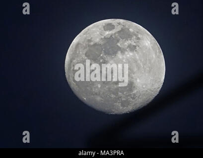 Dalian, Dalian, Chine. Mar 29, 2018. Dalian, Chine 29 mars 2018 : Pleine lune peut être vu à Dalian, Liaoning Province du nord-est de la Chine, 29 mars 2018. Crédit : SIPA Asie/ZUMA/Alamy Fil Live News Banque D'Images