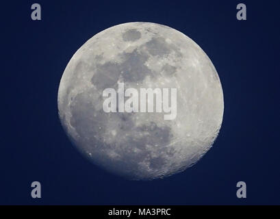 Dalian, Dalian, Chine. Mar 29, 2018. Dalian, Chine 29 mars 2018 : Pleine lune peut être vu à Dalian, Liaoning Province du nord-est de la Chine, 29 mars 2018. Crédit : SIPA Asie/ZUMA/Alamy Fil Live News Banque D'Images