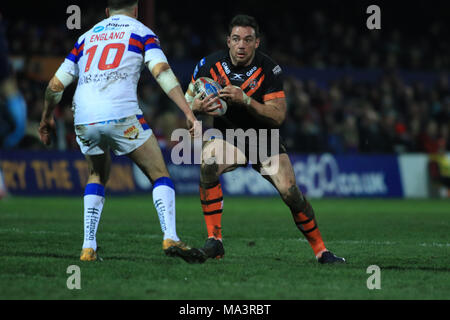 Wakefield, Royaume-Uni. 29 MARS 2018 , RocketStadium Mobile, Wakefield, Angleterre ; Betfred Super League rugby, Wakefield Trinity v Castleford Tigers ; Grant Millington de Castleford Tigers s'attaquer à la défense de la trinité : Crédit News Images/Alamy Live News Banque D'Images