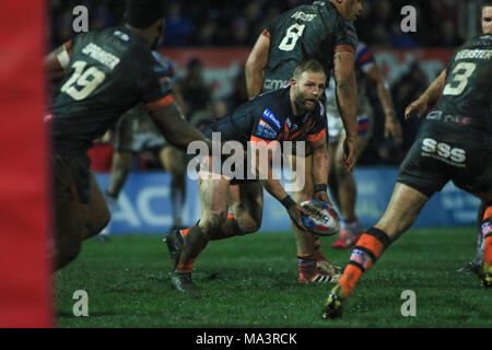 Wakefield, Royaume-Uni. 29 MARS 2018 , RocketStadium Mobile, Wakefield, Angleterre ; Betfred Super League rugby, Wakefield Trinity v Castleford Tigers ; Paul McShane de Castleford Tigers prêt à passer le ballon Credit : Nouvelles Images/Alamy Live News Banque D'Images