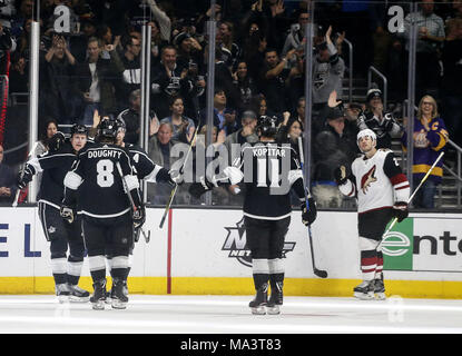 Los Angeles, Californie, USA. Mar 29, 2018. Los Angeles Kings joueurs célèbrent leur but contre les coyotes de l'Arizona au cours d'un match de hockey 2017-2018 à Los Angeles le 29 mars 2018. Les rois a gagné 4-2. Ringo : crédit Chiu/ZUMA/Alamy Fil Live News Banque D'Images