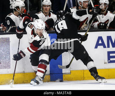 Los Angeles, Californie, USA. Mar 29, 2018. Arizona Coyote' avant Clayton Keller (9) dispute à Los Angeles Kings' Iafallo avant Alex (19) au cours d'un match de hockey 2017-2018 à Los Angeles le 29 mars 2018. Les rois a gagné 4-2. Ringo : crédit Chiu/ZUMA/Alamy Fil Live News Banque D'Images