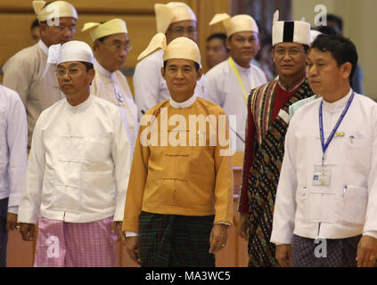 Nay Pyi Taw, le Myanmar. 30Th Mar, 2018. U Win Myint (C) arrive pour assister à la cérémonie d'assermentation à l'Union Européenne Parlement Européen à Nay Pyi Taw, le Myanmar, le 30 mars 2018. U Win Myint a prêté serment en tant que président du pays vendredi. Credit : U Aung/Xinhua/Alamy Live News Banque D'Images