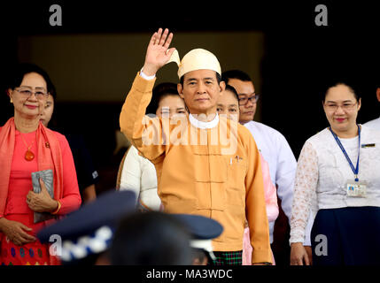 Nay Pyi Taw, le Myanmar. 30Th Mar, 2018. U Win Myint (C) vagues aux médias après avoir prêté serment à l'Union Européenne Parlement Européen à Nay Pyi Taw, le Myanmar, le 30 mars 2018. U Win Myint a prêté serment en tant que président du pays vendredi. Credit : U Aung/Xinhua/Alamy Live News Banque D'Images