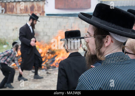 Jérusalem, Israël. 30 mars, 2018. Un homme s'habiller chiffons hassidique traditionnelle debout devant un feu à Mea Shearim voisinage durant la matinée de Pessa'h. © Valentin Sama-Rojo/Alamy Live News. Banque D'Images