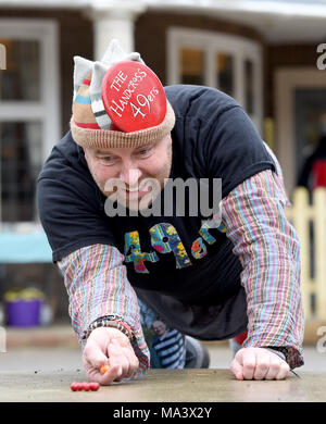 Crawley Royaume-uni 30 mars 2018 - James Masters de l'Handrcoss 49rs team lors du Championnat de billes tenue au Greyhound pub à Tinsley Green près de Crawley . Cette manifestation a lieu tous les ans, le vendredi saint et a été joué dans sa forme actuelle, depuis 1932 Photo prise par Simon Dack Crédit : Simon Dack/Alamy Live News Banque D'Images