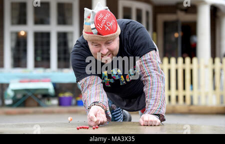 Crawley Royaume-uni 30 mars 2018 - James Masters de l'Handrcoss 49rs team lors du Championnat de billes tenue au Greyhound pub à Tinsley Green près de Crawley . Cette manifestation a lieu tous les ans, le vendredi saint et a été joué dans sa forme actuelle, depuis 1932 Photo prise par Simon Dack Crédit : Simon Dack/Alamy Live News Banque D'Images