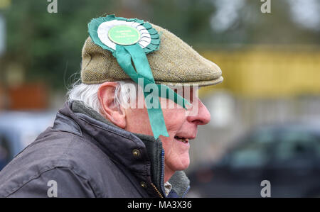 Crawley Royaume-uni 30 mars 2018 - Les spectateurs regarder à l'état humide bon vendredi lors du Championnat de billes tenue au Greyhound pub à Tinsley Green près de Crawley . Cette manifestation a lieu tous les ans, le vendredi saint et a été joué dans sa forme actuelle, depuis 1932 Photo prise par Simon Dack Crédit : Simon Dack/Alamy Live News Banque D'Images