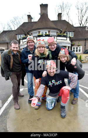 Crawley Royaume-uni 30 mars 2018 - Les membres de l'équipe de rs 49Handrcoss le monde Championnats billes tenue au Greyhound pub à Tinsley Green près de Crawley . Cette manifestation a lieu tous les ans, le vendredi saint et a été joué dans sa forme actuelle, depuis 1932 Photo prise par Simon Dack Crédit : Simon Dack/Alamy Live News Banque D'Images