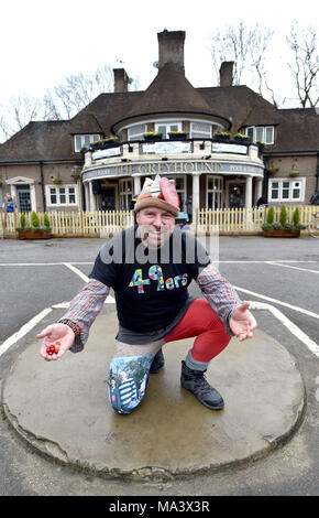 Crawley Royaume-uni 30 mars 2018 - James Masters de l'Handrcoss 49rs team lors du Championnat de billes tenue au Greyhound pub à Tinsley Green près de Crawley . Cette manifestation a lieu tous les ans, le vendredi saint et a été joué dans sa forme actuelle, depuis 1932 Photo prise par Simon Dack Crédit : Simon Dack/Alamy Live News Banque D'Images