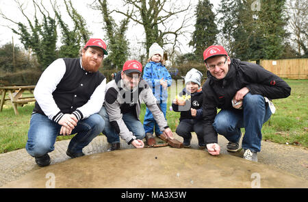 Crawley Royaume-uni 30 mars 2018 - Les membres de l'équipe de Globe Snippers Saxon de l'Allemagne lors du Championnat de billes tenue au Greyhound pub à Tinsley Green près de Crawley . Cette manifestation a lieu tous les ans, le vendredi saint et a été joué dans sa forme actuelle, depuis 1932 Photo prise par Simon Dack Crédit : Simon Dack/Alamy Live News Banque D'Images