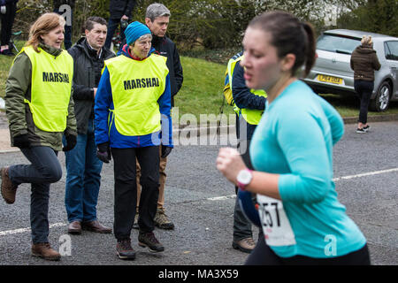 Maidenhead, Royaume-Uni. 30 mars, 2018. Premier ministre Theresa peut agit comme un maréchal à l'assemblée annuelle de Pâques course de bienfaisance 10 Maidenhead le Vendredi saint. Credit : Mark Kerrison/Alamy Live News Banque D'Images