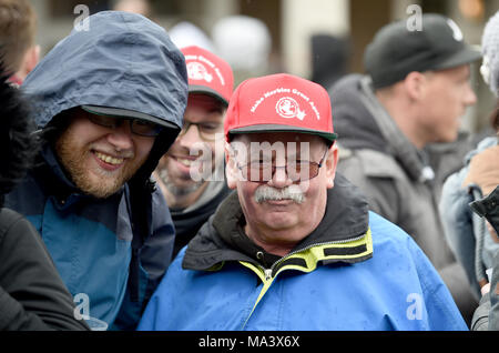 Crawley Royaume-uni 30 mars 2018 - Les spectateurs regarder à l'état humide bon vendredi lors du Championnat de billes tenue au Greyhound pub à Tinsley Green près de Crawley . Cette manifestation a lieu tous les ans, le vendredi saint et a été joué dans sa forme actuelle, depuis 1932 Photo prise par Simon Dack Crédit : Simon Dack/Alamy Live News Banque D'Images