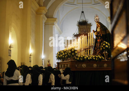 Talavera, Toledo, Espagne. Mar 29, 2018. Les costaleros place la Vierge correctement pour quitter le temple.La Semaine Sainte est le plus important et célèbre la fête religieuse de l'Espagne. Chaque année, des milliers de fidèles chrétiens célèbrent la Semaine Sainte de Pâques avec la crucifixion et la résurrection de Jésus Christ. Credit : Manu Haiti/SOPA Images/ZUMA/Alamy Fil Live News Banque D'Images