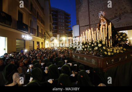 Talavera, Toledo, Espagne. Mar 29, 2018. Moment où le passage de ''La Dolorosa'' quitte l'église devant les yeux de centaines de personnes se sont réunies à la porte.La Semaine Sainte est le plus important et célèbre la fête religieuse de l'Espagne. Chaque année, des milliers de fidèles chrétiens célèbrent la Semaine Sainte de Pâques avec la crucifixion et la résurrection de Jésus Christ. Credit : Manu Haiti/SOPA Images/ZUMA/Alamy Fil Live News Banque D'Images