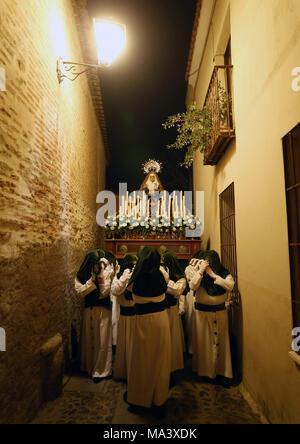 Talavera, Toledo, Espagne. Mar 29, 2018. Moments de la procession de la confrérie ''Nuestra seÃ±ora de los Dolores''.La Semaine Sainte est le plus important et célèbre la fête religieuse de l'Espagne. Chaque année, des milliers de fidèles chrétiens célèbrent la Semaine Sainte de Pâques avec la crucifixion et la résurrection de Jésus Christ. Credit : Manu Haiti/SOPA Images/ZUMA/Alamy Fil Live News Banque D'Images