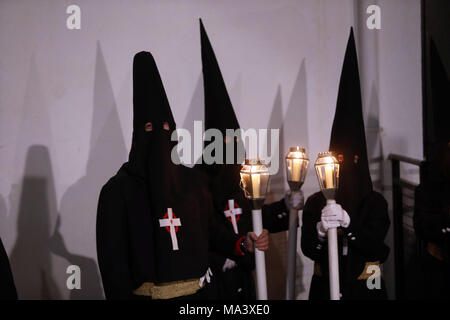 Talavera, Toledo, Espagne. Mar 28, 2018. Les frères de la ''Cristo de la Espina'' mener afin d'allumer les lanternes voyage dans le plus absolu silence. La procession du silence commence le mercredi saint et finit bien dans les premières heures du jeudi.La Semaine Sainte est le plus important et célèbre la fête religieuse de l'Espagne. Chaque année, des milliers de fidèles chrétiens célèbrent la Semaine Sainte de Pâques avec la crucifixion et la résurrection de Jésus Christ. Credit : Manu Haiti/SOPA Images/ZUMA/Alamy Fil Live News Banque D'Images