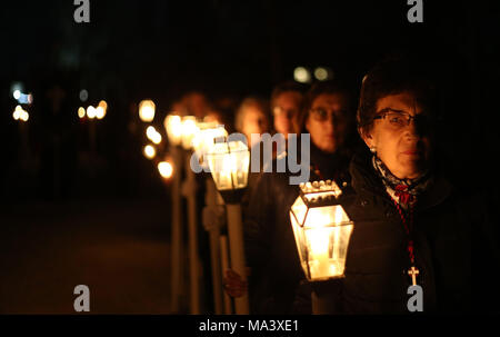 Talavera, Toledo, Espagne. Mar 28, 2018. Les pénitents illuminer le chemin de la fraternité avec leurs lanternes pendant la procession du silence.La Semaine Sainte est le plus important et célèbre la fête religieuse de l'Espagne. Chaque année, des milliers de fidèles chrétiens célèbrent la Semaine Sainte de Pâques avec la crucifixion et la résurrection de Jésus Christ. Credit : Manu Haiti/SOPA Images/ZUMA/Alamy Fil Live News Banque D'Images