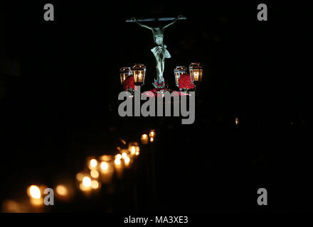 Talavera, Toledo, Espagne. Mar 28, 2018. La Statue du Christ vu par les frères à la suite de la ''Cristo de la Espina'' l'exécution pendant la procession de lanternes de silence.La Semaine Sainte est le plus important et célèbre la fête religieuse de l'Espagne. Chaque année, des milliers de fidèles chrétiens célèbrent la Semaine Sainte de Pâques avec la crucifixion et la résurrection de Jésus Christ. Credit : Manu Haiti/SOPA Images/ZUMA/Alamy Fil Live News Banque D'Images