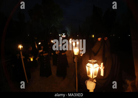 Talavera, Toledo, Espagne. Mar 28, 2018. Les frères de la ''Cristo de la Espina'' mener afin d'allumer les lanternes voyage dans le plus absolu silence. La procession du silence commence le mercredi saint et finit bien dans les premières heures du jeudi.La Semaine Sainte est le plus important et célèbre la fête religieuse de l'Espagne. Chaque année, des milliers de fidèles chrétiens célèbrent la Semaine Sainte de Pâques avec la crucifixion et la résurrection de Jésus Christ. Credit : Manu Haiti/SOPA Images/ZUMA/Alamy Fil Live News Banque D'Images