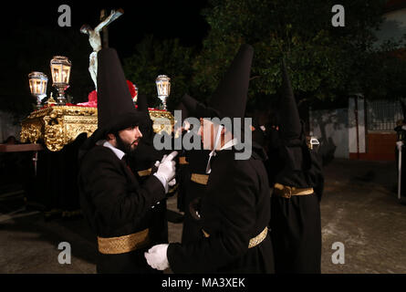 Talavera, Toledo, Espagne. Mar 28, 2018. Deux membres de la confrérie du Cristo de la Espina chat avant de commencer la procession.La Semaine Sainte est le plus important et célèbre la fête religieuse de l'Espagne. Chaque année, des milliers de fidèles chrétiens célèbrent la Semaine Sainte de Pâques avec la crucifixion et la résurrection de Jésus Christ. Credit : Manu Haiti/SOPA Images/ZUMA/Alamy Fil Live News Banque D'Images