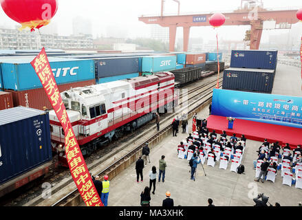 Shanghai, Chine. 30Th Mar, 2018. Une cérémonie de départ du service de trains de marchandises Chine-europe pour le commerce électronique transfrontalier est tenue à la station de Huangpu à Shanghai, la Chine orientale, le 30 mars 2018. Le train a quitté Shanghai pour Moscou en Russie, le vendredi. Credit : Fang Zhe/Xinhua/Alamy Live News Banque D'Images