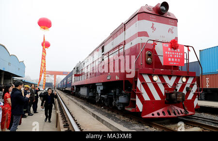 Shanghai, Chine. 30Th Mar, 2018. Une cérémonie de départ du service de trains de marchandises Chine-europe pour le commerce électronique transfrontalier est tenue à la station de Huangpu à Shanghai, la Chine orientale, le 30 mars 2018. Le train a quitté Shanghai pour Moscou en Russie, le vendredi. Credit : Fang Zhe/Xinhua/Alamy Live News Banque D'Images