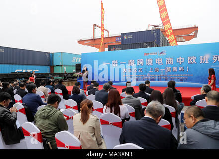 Shanghai, Chine. 30Th Mar, 2018. Une cérémonie de départ du service de trains de marchandises Chine-europe pour le commerce électronique transfrontalier est tenue à la station de Huangpu à Shanghai, la Chine orientale, le 30 mars 2018. Le train a quitté Shanghai pour Moscou en Russie, le vendredi. Credit : Fang Zhe/Xinhua/Alamy Live News Banque D'Images