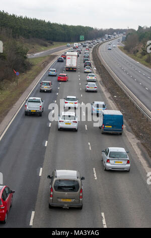 Newmarket, au Royaume-Uni. 30 mars, 2018. Lourd et lent du trafic sur l'A14 pour le début de week-end de Pâques, le vendredi matin. Dérivation Newmarket sur l'A14, direction est. Crédit : Jason Marsh/Alamy Live News Banque D'Images