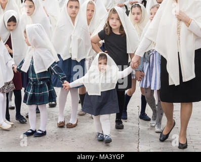 Las Palmas, Gran Canaria, Îles Canaries, Espagne. 30 mars, 2018. Viernes Santo (vendredi saint) procession dans les rues autour de la cathédrale de Las Palmas de Gran Canaria. Credit : ALAN DAWSON/Alamy Live News Banque D'Images