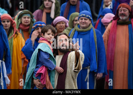 Pour Pâques Vendredi Saint le cast de Wintershall BIC dépeint l 'passion' et la résurrection de Jésus Christ à l'aide de Trafalgar Square comme une étape. Le Christ est joué par James Burke-Dunsmore, prenant la foule à travers l'histoire de l'« miracles', dernier dîner et penultimately la crucifixion, avant de progresser Banque D'Images