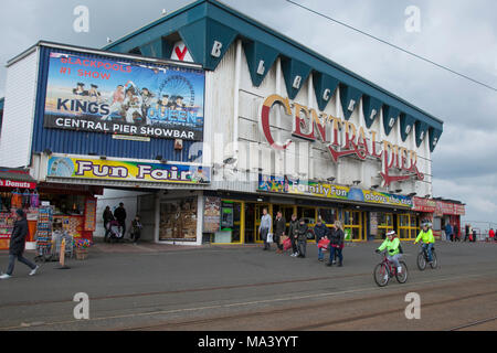 Blackpool, Lancashire. UK. 30 mars 2018, Météo France. Temps couvert gris à la côte que les visiteurs et les vacanciers arrivent pour le week-end de Pâques. Les membres d'un club cycliste local ont organisé une balade en vélo a parrainé l'événement pour recueillir des fonds pour combattre le sarcome, cancer des os et des tissus mous qui a réclamé à de leurs membres. Credit : MediaWorldImagesAlamyLiveNews. Banque D'Images