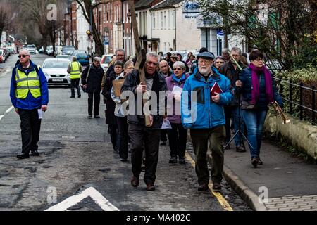 LEOMINSTER, Herefordshire, ANGLETERRE - 30 mars : Les membres de la communauté chrétienne en Leominster se rassemblent pour prendre part à une procession du Vendredi Saint dans le cadre de la Semaine Sainte le 30 mars 2018. Au cours de la marche du témoignage qu'ils portent la croix symbolique de l'Église baptiste sur Etnam le marché médiéval à travers la rue place de la ville à l'Église Priorale sur la rue de l'église où sera érigée la croix. Beaucoup de villes et villages détiennent déjà des marches promenades ou de témoin comme un signe de leur croyance commune en la mort et la résurrection de Jésus Christ. Crédit : Jim Wood/Alamy Live News Banque D'Images