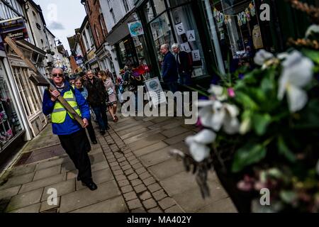 LEOMINSTER, Herefordshire, ANGLETERRE - 30 mars : Les membres de l'Église morave Leominster portent une croix le long du tablier Lane comme la communauté chrétienne en Leominster se rassemblent pour prendre part à une procession du Vendredi Saint dans le cadre de la Semaine Sainte le 30 mars 2018. Au cours de la marche du témoignage qu'ils portent la croix symbolique de l'Église baptiste sur Etnam le marché médiéval à travers la rue place de la ville à l'Église Priorale sur la rue de l'église où sera érigée la croix. Beaucoup de villes et villages détiennent déjà des marches promenades ou de témoin comme un signe de leur croyance commune en la mort et la résurrection de Jésus Christ. T Banque D'Images