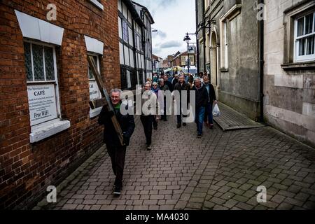 LEOMINSTER, Herefordshire, ANGLETERRE - 30 mars : Les membres de l'église St Ethelbert Leominster porter la croix du maïs à la place de l'église du prieuré de la communauté chrétienne en Leominster se rassemblent pour prendre part à une procession du Vendredi Saint dans le cadre de la Semaine Sainte le 30 mars 2018. Au cours de la marche du témoignage qu'ils portent la croix symbolique de l'Église baptiste sur Etnam le marché médiéval à travers la rue place de la ville à l'Église Priorale sur la rue de l'église où sera érigée la croix. Beaucoup de villes et villages détiennent déjà des marches promenades ou de témoin comme un signe de leur croyance commune en la mort et resurrec Banque D'Images