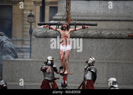 Pour Pâques Vendredi Saint le cast de Wintershall BIC dépeint l 'passion' et la résurrection de Jésus Christ à l'aide de Trafalgar Square comme une étape. Le Christ est joué par James Burke-Dunsmore, prenant la foule à travers l'histoire de l'« miracles', dernier dîner et penultimately la crucifixion, avant de progresser Banque D'Images