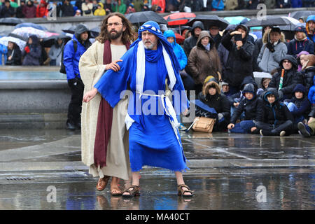 Trafalgar Square, Londres, le 30 mars 2018. Soutenu par le maire de Londres, Wintershall joueurs apportent leur façon de présenter les derniers jours de Jésus à Trafalgar Square dans le centre de Londres pour une exécution publique en plein air, avec James Burke-Dunsmore dans le rôle-titre de Jésus. Malgré de fortes pluies dans l'ensemble, une grande foule s'est pour l'événement. Banque D'Images