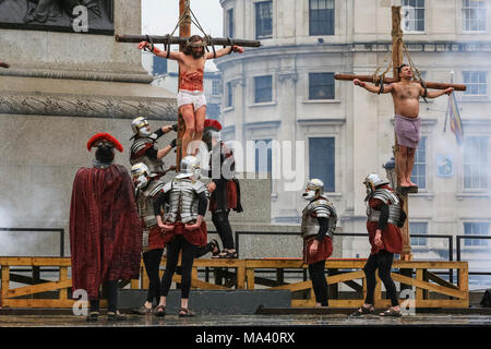 Trafalgar Square, Londres, le 30 mars 2018. La scène de la crucifixion de Jésus sur la croix. Soutenu par le maire de Londres, Wintershall joueurs apportent leur façon de présenter les derniers jours de Jésus à Trafalgar Square dans le centre de Londres pour une exécution publique en plein air, avec James Burke-Dunsmore dans le rôle-titre de Jésus. Malgré de fortes pluies dans l'ensemble, une grande foule s'est pour l'événement. Banque D'Images