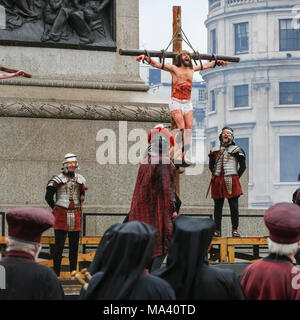 Trafalgar Square, Londres, le 30 mars 2018. La scène de la crucifixion de Jésus sur la croix. Soutenu par le maire de Londres, Wintershall joueurs apportent leur façon de présenter les derniers jours de Jésus à Trafalgar Square dans le centre de Londres pour une exécution publique en plein air, avec James Burke-Dunsmore dans le rôle-titre de Jésus. Malgré de fortes pluies dans l'ensemble, une grande foule s'est pour l'événement. Banque D'Images