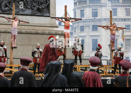 Trafalgar Square, Londres, le 30 mars 2018. La scène de la crucifixion de Jésus sur la croix. Soutenu par le maire de Londres, Wintershall joueurs apportent leur façon de présenter les derniers jours de Jésus à Trafalgar Square dans le centre de Londres pour une exécution publique en plein air, avec James Burke-Dunsmore dans le rôle-titre de Jésus. Malgré de fortes pluies dans l'ensemble, une grande foule s'est pour l'événement. Banque D'Images