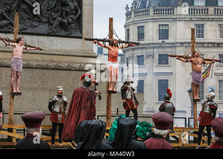 Trafalgar Square, Londres, le 30 mars 2018. La scène de la crucifixion de Jésus sur la croix. Soutenu par le maire de Londres, Wintershall joueurs apportent leur façon de présenter les derniers jours de Jésus à Trafalgar Square dans le centre de Londres pour une exécution publique en plein air, avec James Burke-Dunsmore dans le rôle-titre de Jésus. Malgré de fortes pluies dans l'ensemble, une grande foule s'est pour l'événement. Banque D'Images