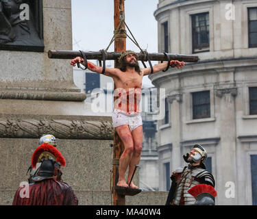 Trafalgar Square, Londres, le 30 mars 2018. La scène de la crucifixion de Jésus sur la croix. Soutenu par le maire de Londres, Wintershall joueurs apportent leur façon de présenter les derniers jours de Jésus à Trafalgar Square dans le centre de Londres pour une exécution publique en plein air, avec James Burke-Dunsmore dans le rôle-titre de Jésus. Malgré de fortes pluies dans l'ensemble, une grande foule s'est pour l'événement. Banque D'Images