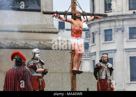 Trafalgar Square, Londres, le 30 mars 2018. La scène de la crucifixion de Jésus sur la croix. Soutenu par le maire de Londres, Wintershall joueurs apportent leur façon de présenter les derniers jours de Jésus à Trafalgar Square dans le centre de Londres pour une exécution publique en plein air, avec James Burke-Dunsmore dans le rôle-titre de Jésus. Malgré de fortes pluies dans l'ensemble, une grande foule s'est pour l'événement. Banque D'Images