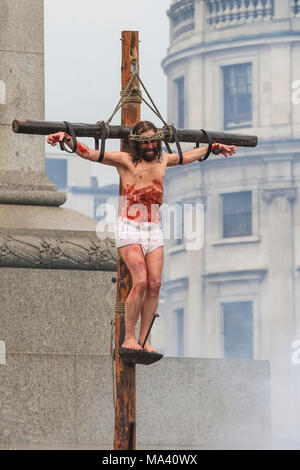 Trafalgar Square, Londres, le 30 mars 2018. La scène de la crucifixion de Jésus sur la croix. Soutenu par le maire de Londres, Wintershall joueurs apportent leur façon de présenter les derniers jours de Jésus à Trafalgar Square dans le centre de Londres pour une exécution publique en plein air, avec James Burke-Dunsmore dans le rôle-titre de Jésus. Malgré de fortes pluies dans l'ensemble, une grande foule s'est pour l'événement. Banque D'Images