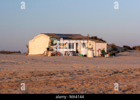 Maison de pêcheur dans la plage de Matalascañas, Almonte, Province de Huelva, Andalousie, espagne. Banque D'Images