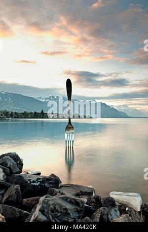 La fourchette dans le Léman à Vevey, une sculpture de l'artiste suisse Jean-Pierre Zaugg, Suisse Banque D'Images