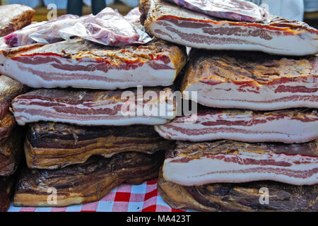 Bacon fait maison sur la table exposés pour la vente. Banque D'Images