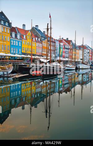 Une rangée de maisons colorées le long du canal Nyhavn à Copenhague, Danemark Banque D'Images