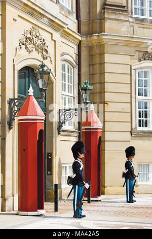 Des gardiens dans le Palais d'Amalienborg à Copenhague, Danemark Banque D'Images